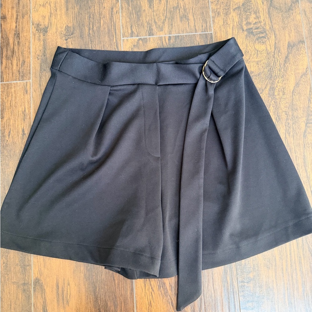 H&M Women’s Black High-Waist Belted Dress Shorts - Picture 7 of 10